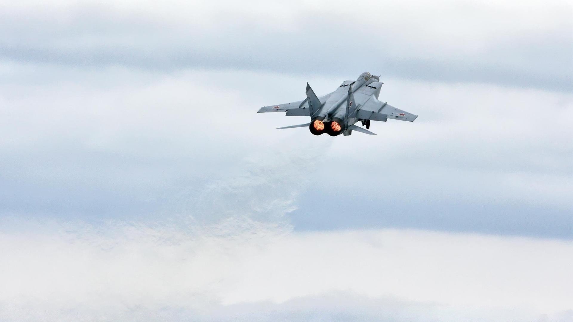 九游9游-“足球公益月启动，推动全民参与足球运动”，足球公益活动标语