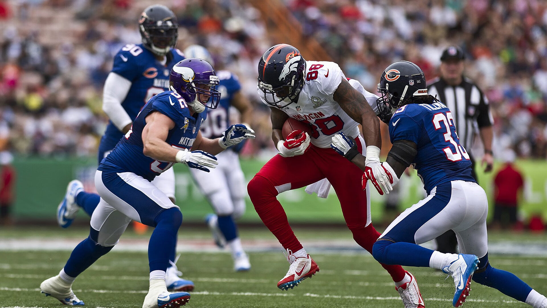 中国足球比赛激烈对决，球员表现令人惊叹，中国足球队对战