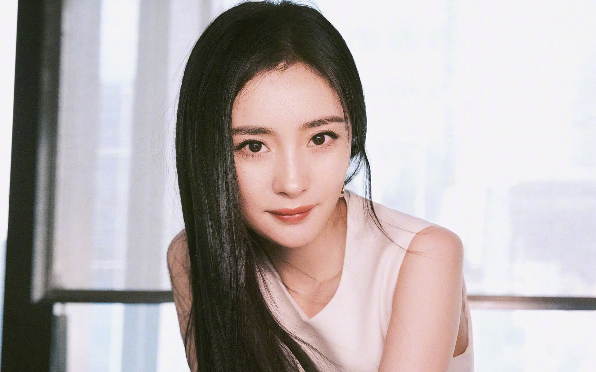 九游登录中心-伊朗门将扑球滑进雪堆消失3秒，观众惊呼“魔术门将”