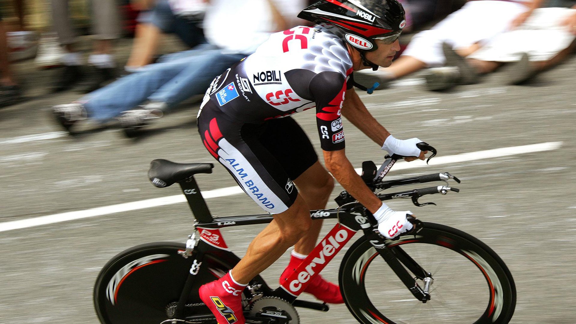 联赛严格要求，球场人员规范行为，球队的合格参赛球员